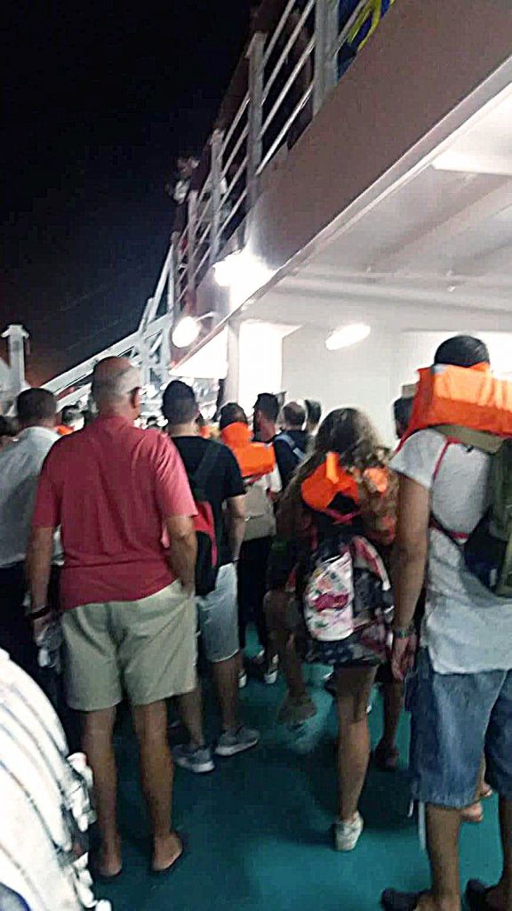 Επιβάτες του πλοίου «Ελευθέριος Βενιζέλος» εξέρχονται από την πλαϊνή πόρτα του πλοίου Τετάρτη 29 Αυγούστου 2017. Στην Ακτή Ξαβερίου έχει καταπλεύσει το πλοίο Ελευθέριος Βενιζέλος, μετά τη φωτιά που εκδηλώθηκε τα μεσάνυχτα στο γκαράζ του, από αδιευκρίνιστη αιτία, ενώ βρισκόταν με 875 επιβάτες 8 ναυτικά μίλια ανοικτά της νησίδας του Αγ. Γεωργίου. Η αποβίβαση των επιβατών γίνεται ομαλά ενώ καπνός εξακολουθεί να βγαίνει από το γκαράζ του πλοίου ΑΠΕ ΜΠΕ/ΑΠΕ ΜΠΕ/Βιβή Μ