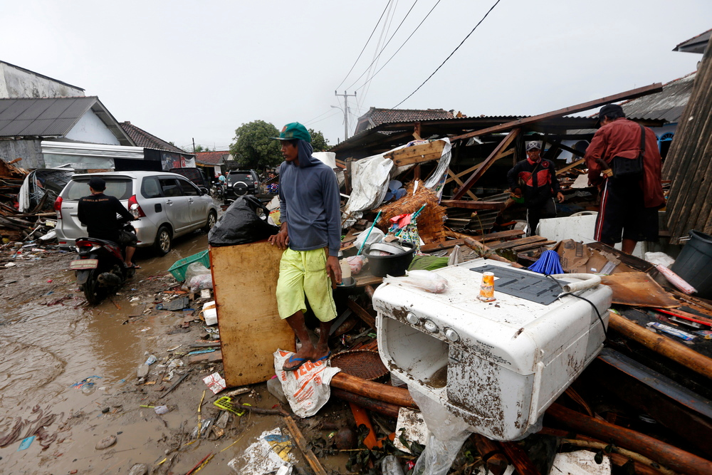 Ινδονησία: Πολίτες μέσα στα χαλάσματα που προκλήθηκαν από το τσουνάμι