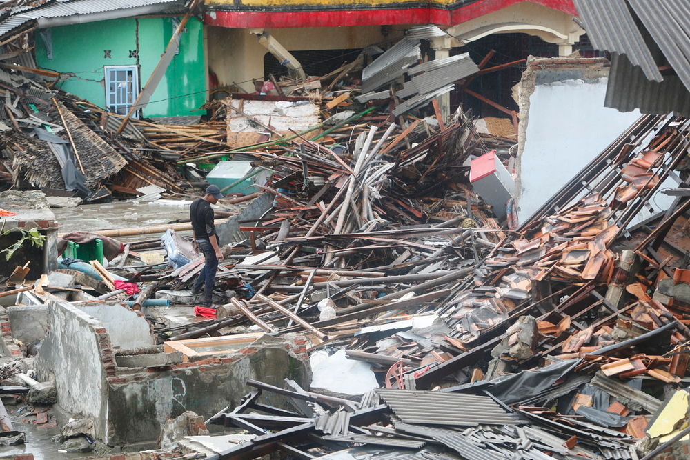 Τεράστιες καταστροφές από το τσουνάμι στην Ινδονησία