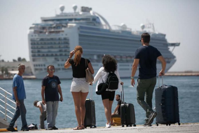 Αυξημένη η κίνηση στο λιμάνι του Πειραιά - Αναχωρούν οι πρώτοι ...
